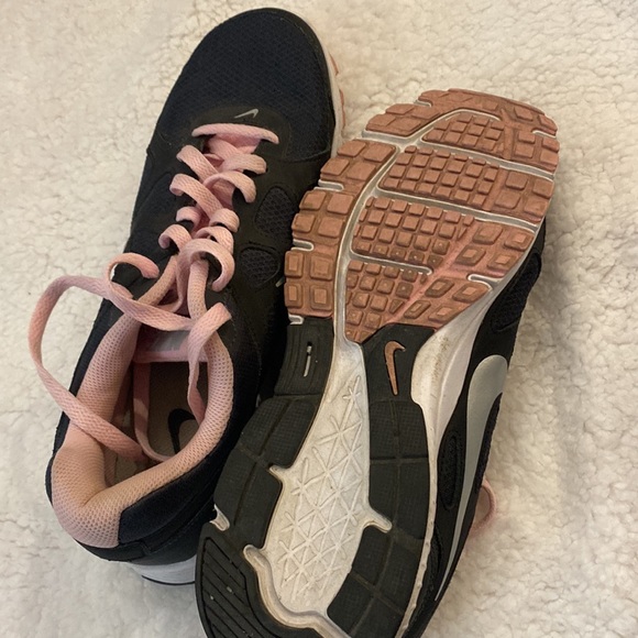 Women’s Nike shoes - Picture 4 of 4